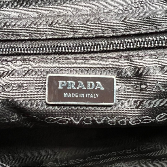 ❌❌❌❌ SOLD ❌❌❌❌

Prada Green Satchel with Leather Handles and Logo - Picture 10 of 14